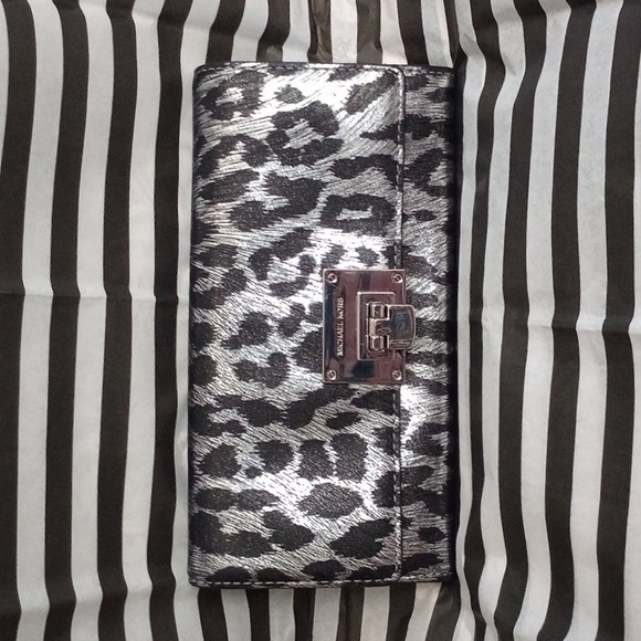 Michael Kors Shiny Leather Empire Leopard Print Silver Latch Perfect Condition - Picture 1 of 11